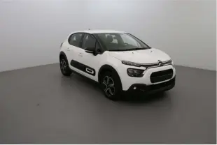 Citroën C3 blanc banquise vue 3/4 avant droit avec protections latérales noires et toit noir.