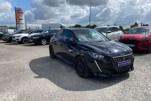 Peugeot 208 noire vue en 3/4 avant droit sur parking, avec calandre distinctive et jantes acier noires.