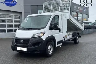 Fiat Ducato Benne blanc vu en 3/4 avant droit avec benne acier relevée et grand coffre visible