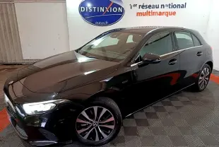 Vue 3/4 avant droite d'une Mercedes Classe A noire brillante dans un showroom avec éclairage intérieur.