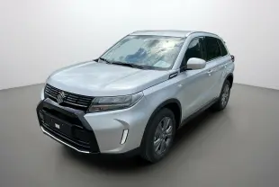Suzuki Vitara 2025 silky silver en 3/4 avant droit, SUV hybride essence avec calandre noire distinctive.