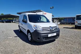 Renault Kangoo blanc vue 3/4 avant droit avec pare-chocs noir mat sur un parking en extérieur.