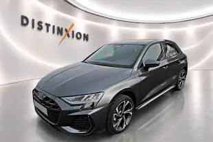 Audi A3 Sportback gris Daytona en 3/4 avant droit avec jantes alu et calandre noire distinctive.
