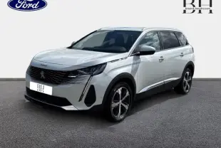 Peugeot 5008 blanc nacré vue 3/4 avant droit avec calandre noire et jantes alliage distinctives.