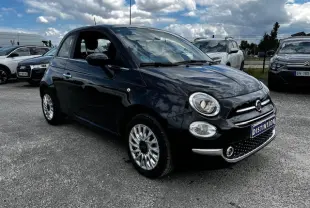 Fiat 500 noire vue 3/4 avant droit, avec jantes alliage 16'' Spider et toit vitré panoramique fixe.