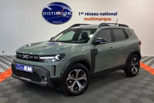 Dacia Duster 2026 vert cèdre en 3/4 avant, avec jantes alliage et détails noirs contrastants.