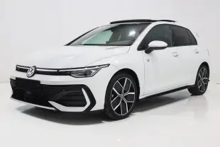 Vue 3/4 avant droite d'une Volkswagen Golf 2.0 TDI blanche avec toit panoramique et jantes alliage 18 pouces.