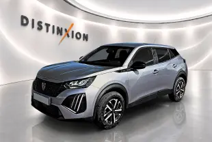 Peugeot 2008 gris en 3/4 avant droit, avec jantes noires et détails noirs sur la calandre et les rétroviseurs.