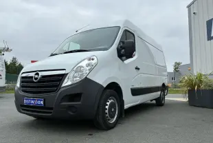 Fourgon Opel Movano blanc vu en 3/4 avant droit, avec pare-chocs noir et jantes acier, stationné sur un parking.