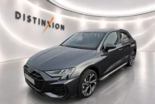 Audi A3 Sportback gris Daytona vue 3/4 avant droit avec jantes alu et calandre S line noire brillante.