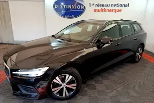 Volvo V60 D3 Business noire vue 3/4 avant droit en intérieur avec jantes alliage et feux LED allumés.