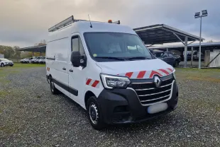 Renault Master blanc en 3/4 avant droit avec bandes rouges réfléchissantes et galerie sur le toit.