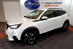 Peugeot 2008 blanc en vue 3/4 avant droit, avec jantes noires et toit noir dans un showroom intérieur.
