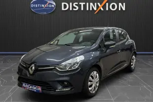 Renault Clio IV gris foncé métal vue 3/4 avant droite, avec phares LED et jantes alliage visibles en showroom.