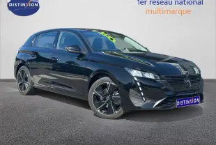 Peugeot e-308 Style noir Perla Nera vue 3/4 avant droit, avec jantes alliage et feux LED verticaux distinctifs.