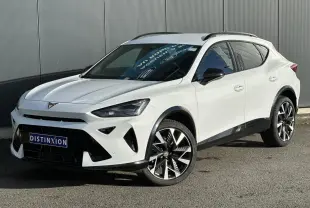 Vue 3/4 avant d'une CUPRA Formentor blanche avec jantes alliage noires et calandre marquée au logo CUPRA.