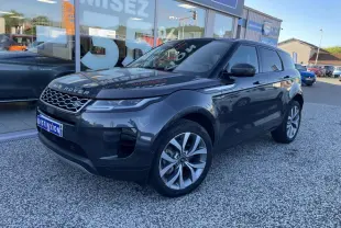 Range Rover Evoque gris métallisé vu en 3/4 avant droit, avec calandre Dark Atlas et jantes 20 pouces cinq branches.