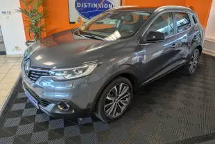 Renault Kadjar gris 3/4 avant droit en intérieur, avec jantes alliage bi-ton et toit ouvrant visible.