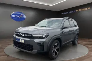 Dacia Bigster Extreme Hybrid gris foncé vu en 3/4 avant droit avec toit ouvrant et jantes noires distinctives.