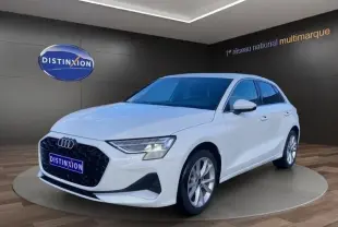 Audi A3 30 TFSI blanc vue 3/4 avant droit, calandre noire hexagonale et jantes argentées en showroom