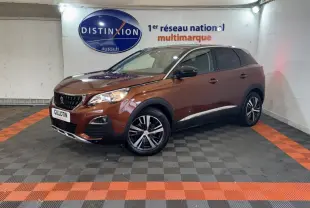 Peugeot 3008 orange vue 3/4 avant droit en intérieur, avec jantes alliage et calandre noire distinctive.
