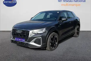 Audi Q2 30 TDI S-Line gris Manhattan métal, vue 3/4 avant droit avec jantes noires distinctives.