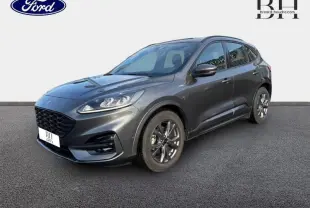 Ford Kuga gris Magnetic métallisé en vue 3/4 avant droit, avec jantes alu et calandre noire distinctive.