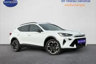 Vue 3/4 avant droite d'un CUPRA Formentor blanc Nevada métallisé avec jantes noires et toit noir contrasté.