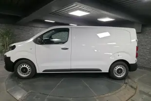 Vue de profil côté gauche d’un Opel Vivaro blanc 2025 utilitaire avec roues tôles et poignées noires.