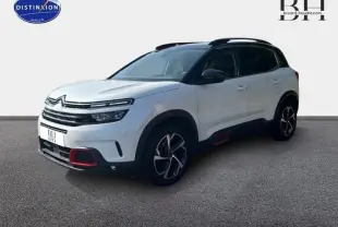 Citroën C5 Aircross blanc nacré en 3/4 avant droit avec détails rouges sur boucliers et jantes noires.