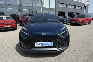 Vue avant du Toyota C-HR Hybride 2024 bleu persan, avec calandre noire et logo Toyota bien visible.