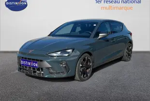 Vue 3/4 avant droite d'une CUPRA Leon 1.5 eTSI bleu Fjord avec jantes noires et détails sportifs visibles.