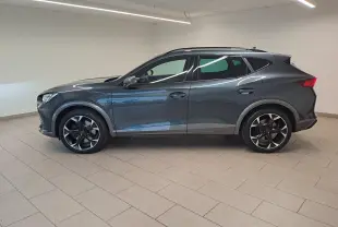 Vue de profil côté gauche du CUPRA Formentor 1.4 e-HYBRID 245 DSG6 VZ gris magnétique avec jantes noires et grises.