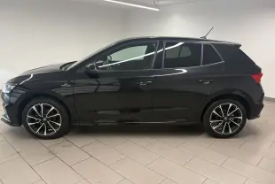 Vue de profil côté gauche d'une Skoda Fabia 2025 noire nacrée Monte Carlo avec jantes alliage et vitres teintées.
