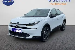 Citroën C4 blanc métal en 3/4 avant droit avec calandre noire et jantes au design moderne.