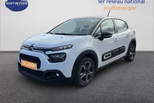 Citroën C3 blanc banquise vue 3/4 avant droit, avec protections latérales noires et jantes stylisées.