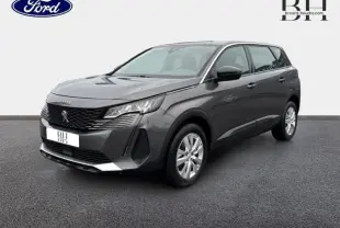 Peugeot 5008 gris Platinium vue 3/4 avant droit, avec calandre chromée et jantes alu visibles.