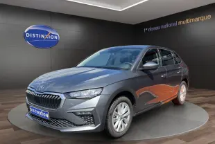 Vue 3/4 avant droite d'une Skoda Scala gris foncé exposée en showroom avec calandre noire distinctive.