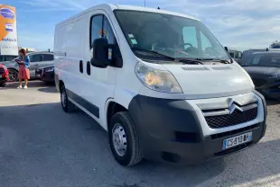 Fourgon blanc Citroën Jumper 2013 vu en 3/4 avant droit avec attelage et calandre noire distinctive.