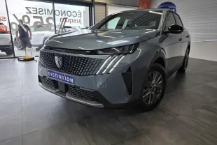 Peugeot 3008 bleu en 3/4 avant droit, calandre noire à motif géométrique et feux LED à griffes distinctifs.