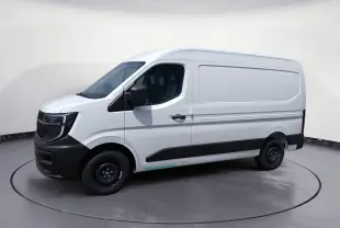 Renault Master blanc en vue de profil côté gauche, fourgon utilitaire avec pare-chocs noir et rétroviseurs électriques.