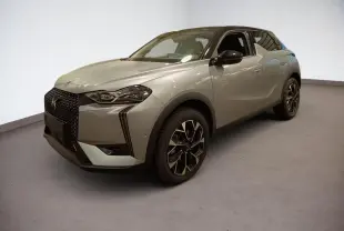 DS3 2025 gris Artense et noir Perla en 3/4 avant avec calandre noire et jantes alliage 18 pouces