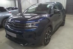 Citroën C5 Aircross 2025 bleu éclipse en vue 3/4 avant droit, avec calandre distinctive et jantes modernes.