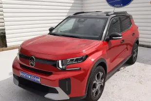 Citroën C3 Aircross 2025 rouge Elixir avec toit noir, vue 3/4 avant droit, détails modernes et jantes noires.