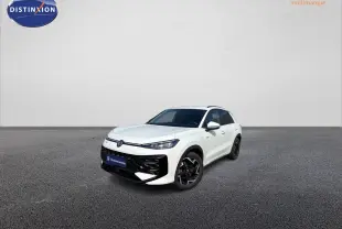Volkswagen T-Roc blanc en 3/4 avant droit, avec jantes noires brillantes et calandre noire distinctive.