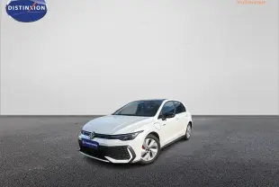 Volkswagen Golf 1.5 eHybrid blanche vue 3/4 avant droit sur sol gris avec jantes alliage 17 pouces.