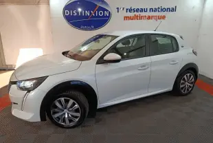 Peugeot 208 Electrique Active Business blanc vue de profil côté gauche en intérieur avec jantes stylisées.