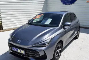 MG3 1.5L Hybrid+ 195ch Luxury gris Hampstead, vue 3/4 avant droit, calandre sportive et jantes distinctives.