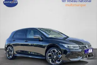 Volkswagen Golf 1.5 eTSI EVO2 R-Line noire vue de 3/4 avant droit avec jantes alliage distinctives.