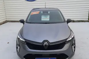 Vue frontale d'une Renault Clio V E-Tech Full Hybrid 145 Evolution gris schiste, avec phares LED et calandre noire.